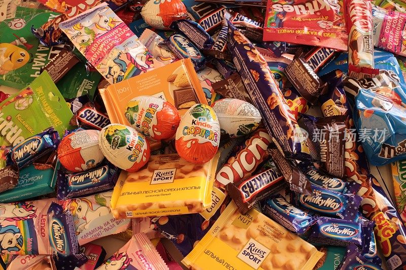 俄罗斯下诺夫哥罗德- 2020年9月3日:许多受欢迎的糖果:Halls, Snickers, tic tac, Picnic, Orion, KitKat, Skittles, m&m, Ritter Sport, Choco Pie, Natoons, Kinder, Mamba, Milky Way, Bounty